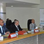 بالفيديو…تلاميذ وأطر الثانوية التأهيلية الرازي ببن جرير يستقبلون أستاذهم العربي المكاكي الموقوف سابقا عن العمل بالتمر والحليب والزغاريد