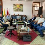 اليزيدي عامل قلعة السراغنة وبعثة من الحجابة الملكية يشرفان على تسليم هبة لشرفاء سيدي رحال