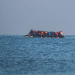 نخلة معمرة تحول سيارة مركونة بالشارع العام بمراكش الى كومة من الحديد وصاحب السيارة يطالب بالتعويض عن الخسائر